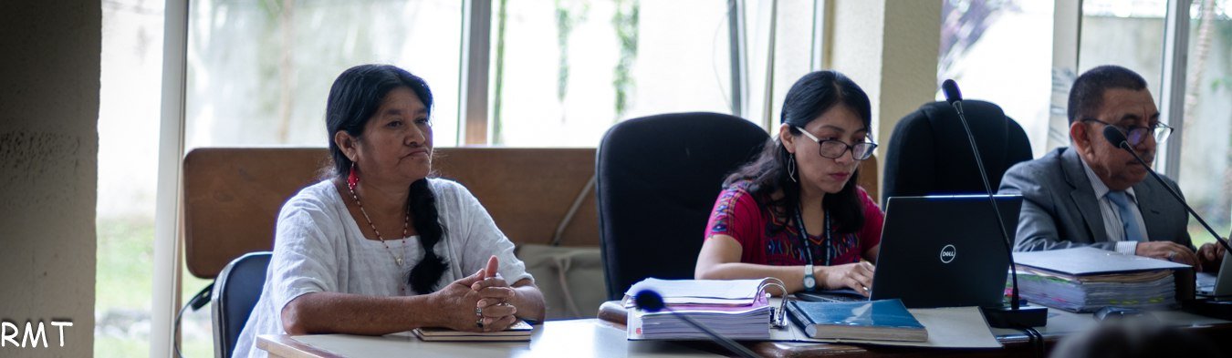  Sofía Tot defensora y autoridad indígena de Purulhá, Baja Verapaz en su segunda audiencia de etapa de debate en Cobán, captada antes de que el juez retirara a la prensa. Crédito: Rony Morales 